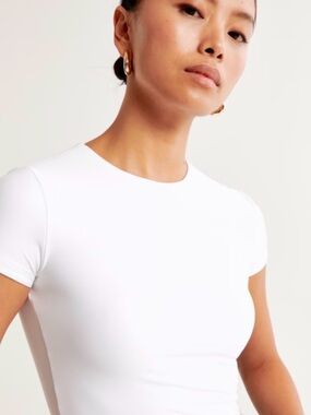 Women's
Soft Matte Seamless Tuckable Baby Tee
